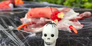 敢不給我糖，我就搗蛋