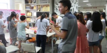 相親相愛一家人，畢加展覽為員工慶祝生日